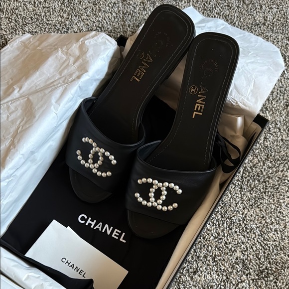 Auth CHANEL Black Leather Sandals Slides with Pearl CC Logo 38 - Picture 1 of 4